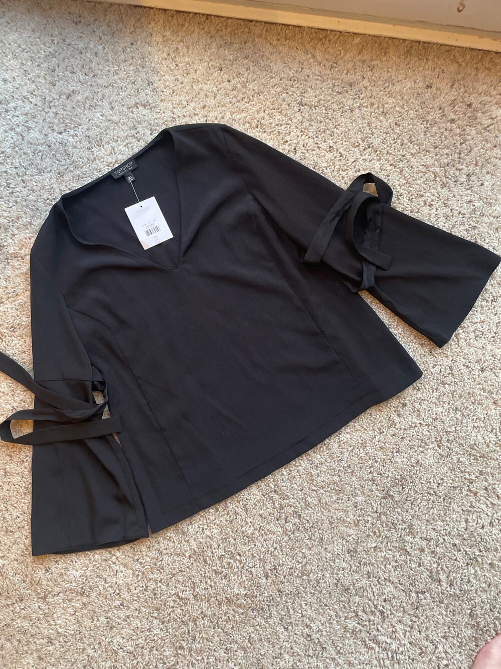 TOPSHOP 🆕 NWT Black V-Neck Bell Sleeve Tie Top Size US 4